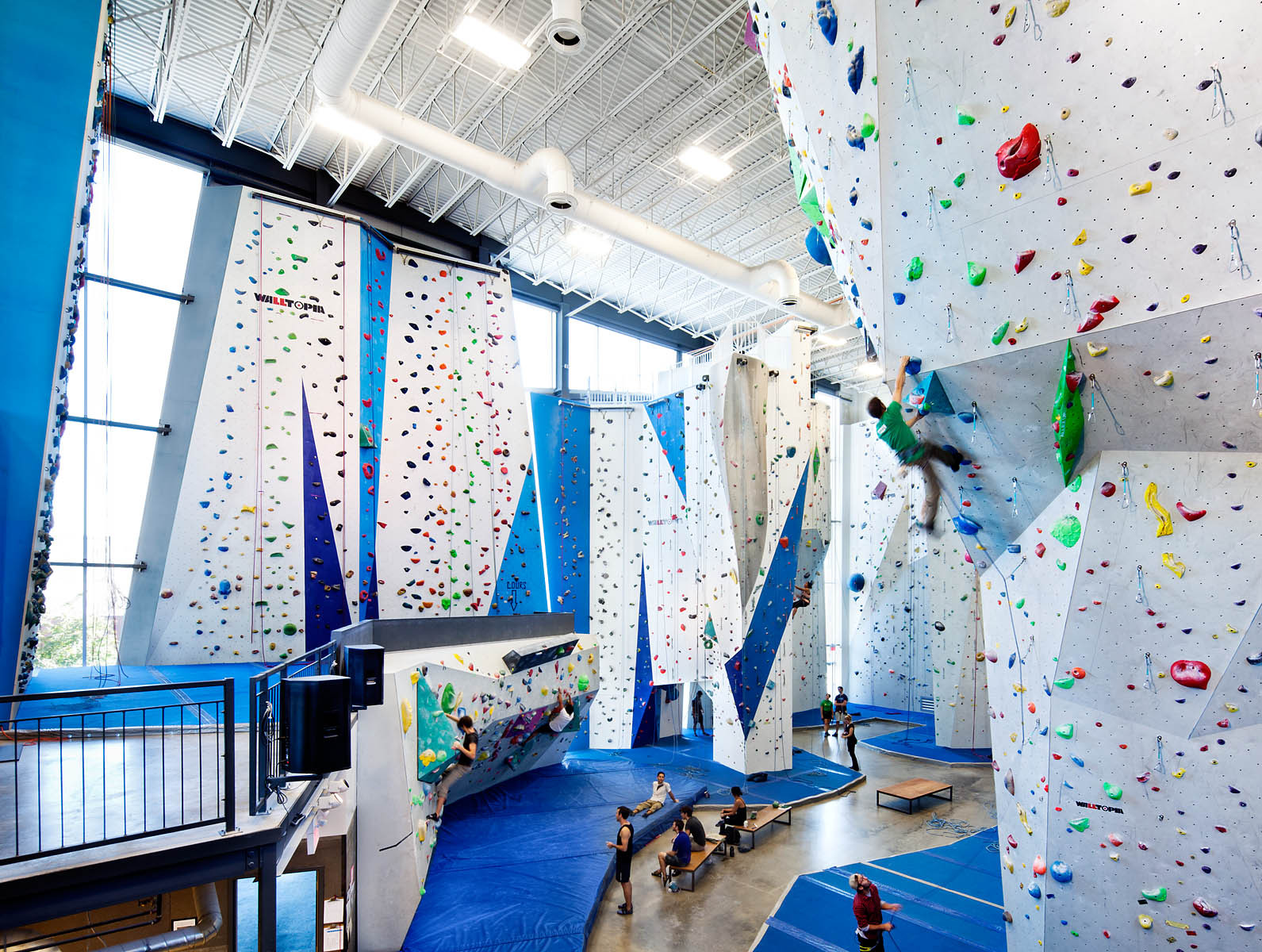 allez-up-climbing-gym-montreal-NeoPlaces