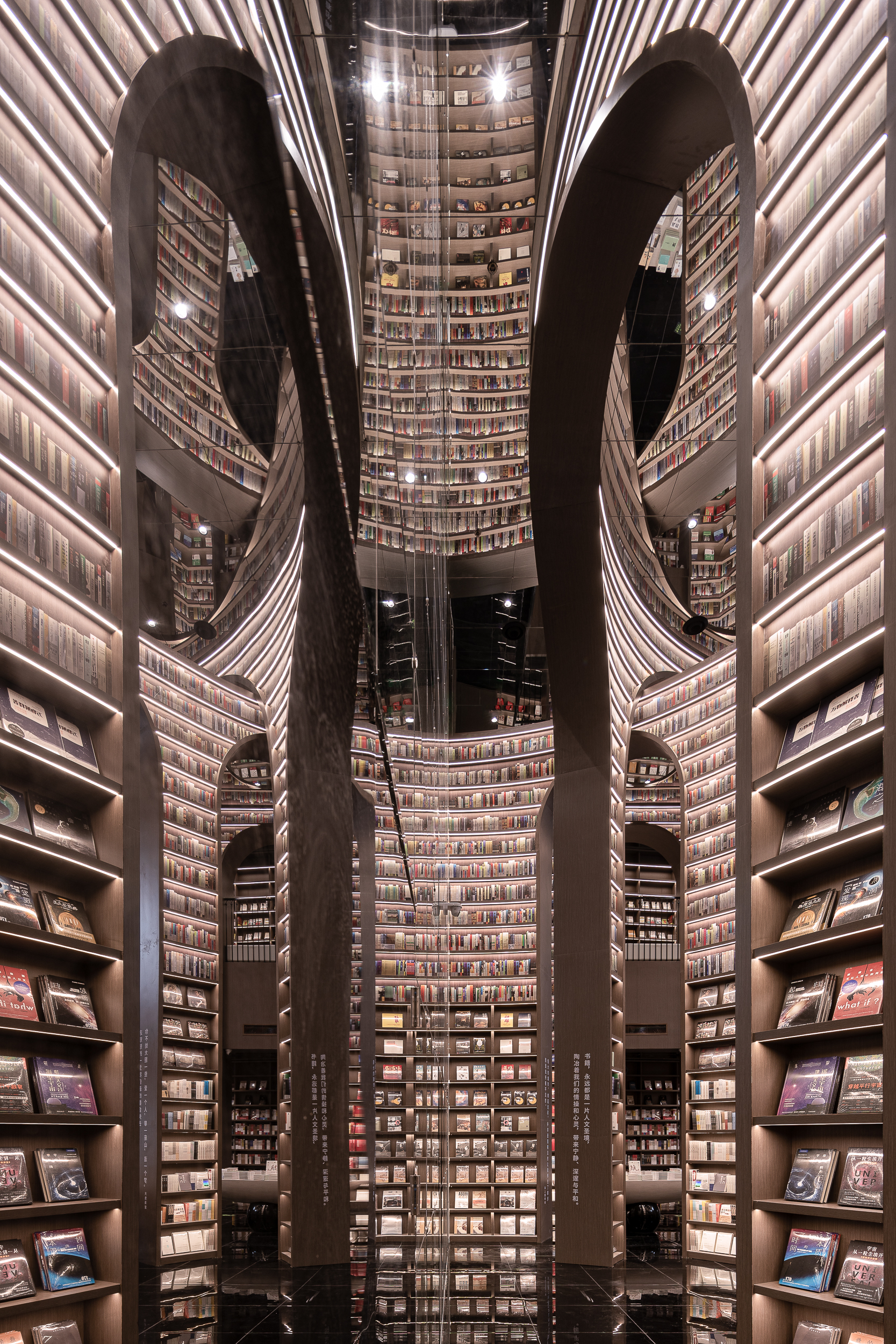 Library with mirrors and books until the top of the shelves, which gives an impression of infinite library